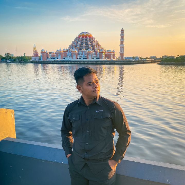 Profile Picture of John Clayton (@robi_kustiyo) on Tiktok