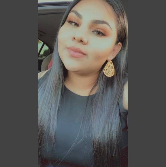 Profile Picture of Mariana Cisneros (@marianacisne317) on Poshmark