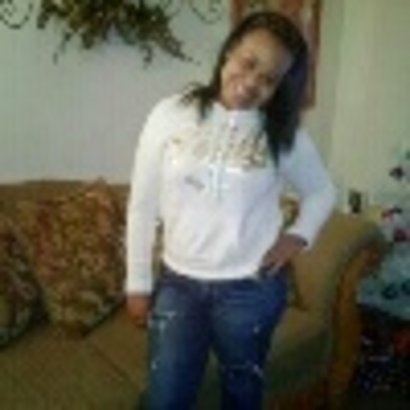 Profile Picture of Monique Andrews (@true11) on Poshmark