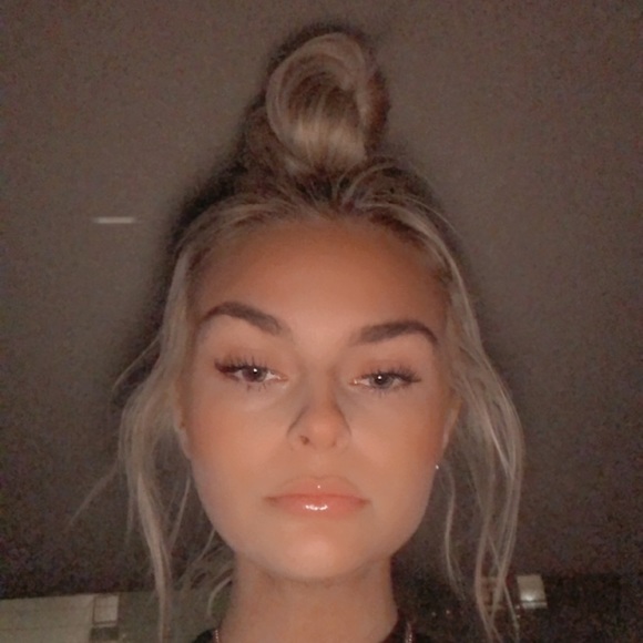 Profile Picture of Julia Doran (@juliadoran_) on Poshmark