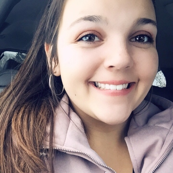 Alexa Fink - Poshmark Profile Picture of Alexa Fink (@alexafink) on Poshmark