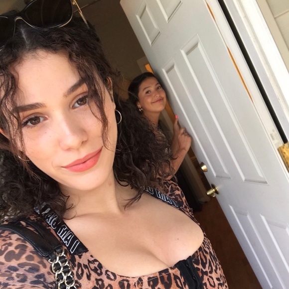 Profile Picture of Sierra Gedeon (@sierragedeon) on Poshmark