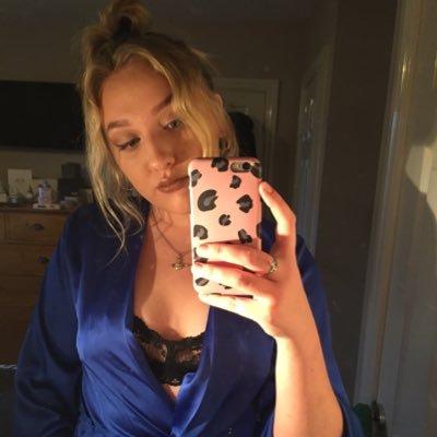 Profile Picture of Holly 🌻 (@hollybutton__) on Twitter
