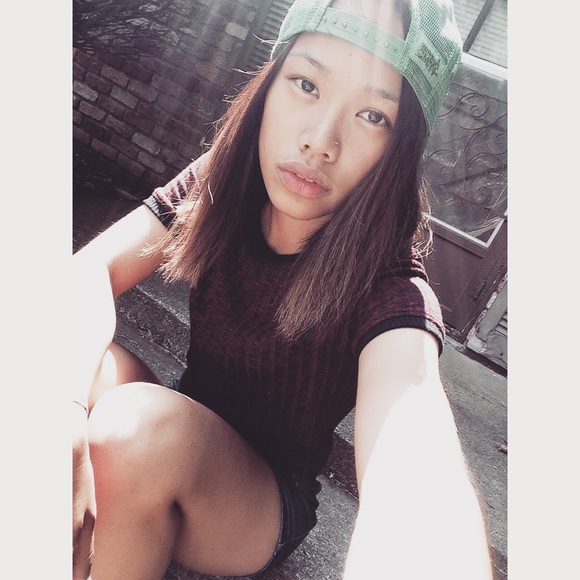 Profile Picture of Hesse Sambaan (@hess3195) on Poshmark