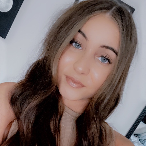 Profile Picture of Macy Hollenkamp (@mhkamp) on Poshmark