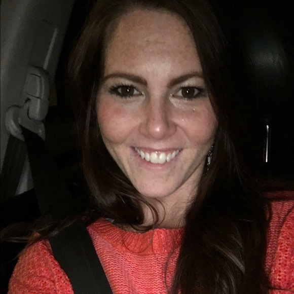 Profile Picture of Amanda Dingess (@avd6042) on Poshmark