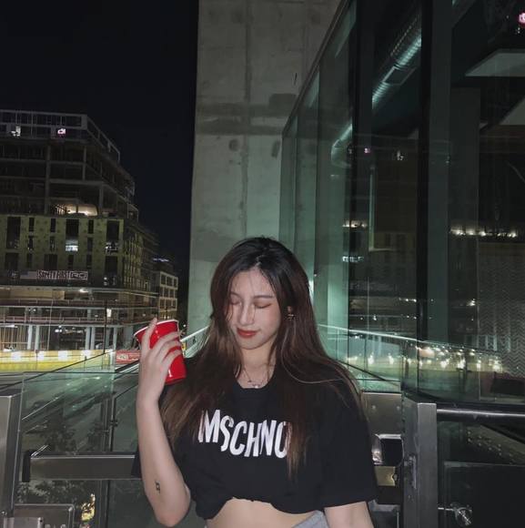 Profile Picture of Alice Feng (@1282374417) on Poshmark