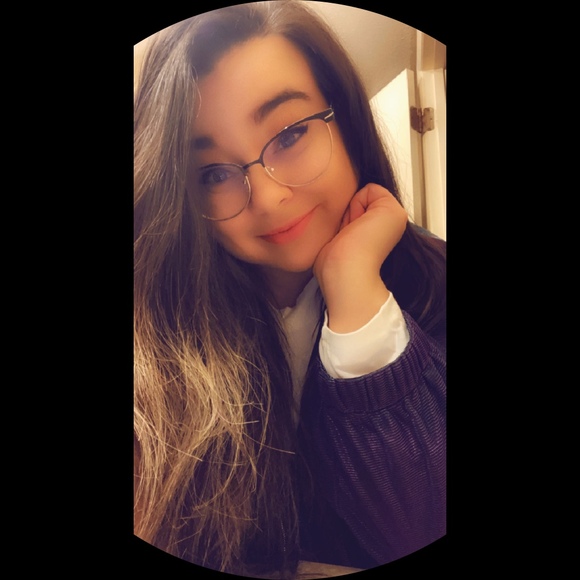 Profile Picture of Ashleigh Polverini (@ashpolv) on Poshmark