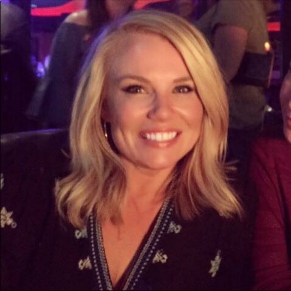 Profile Picture of Kelli Hefner (@lovehome922) on Poshmark