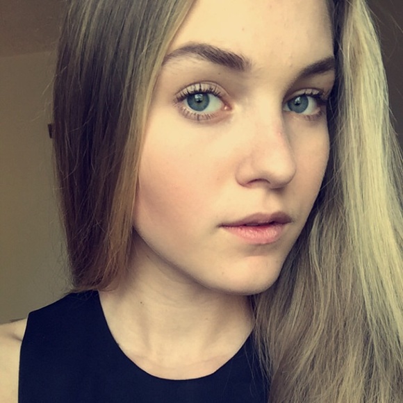 Profile Picture of Shelby Stapleton (@shelbys989) on Poshmark
