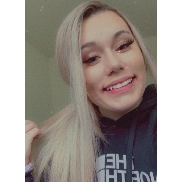 Profile Picture of Kelsey Case (@kelsey_case) on Poshmark