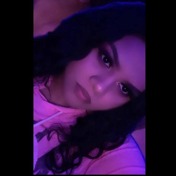 Profile Picture of Yuliana Medina (@yulivnaaa) on Poshmark