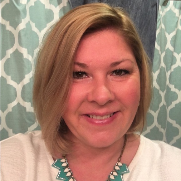 Profile Picture of Amber Patterson (@apatterson1223) on Poshmark