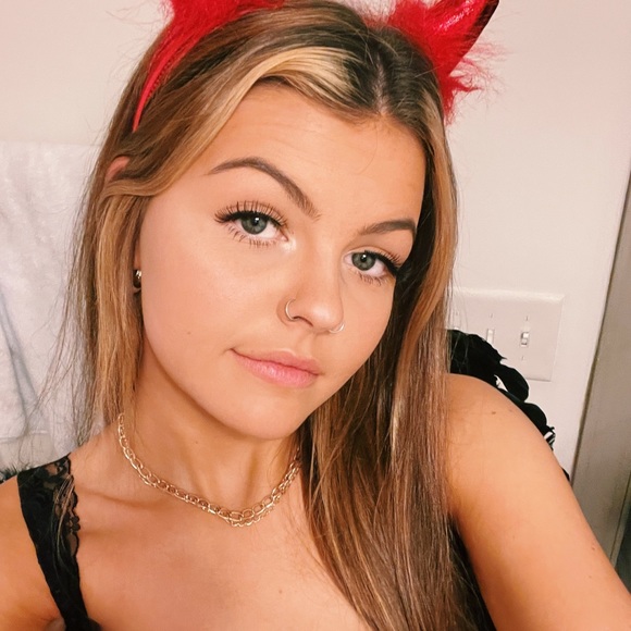 Profile Picture of Emma Best (@emmaabestt01) on Poshmark