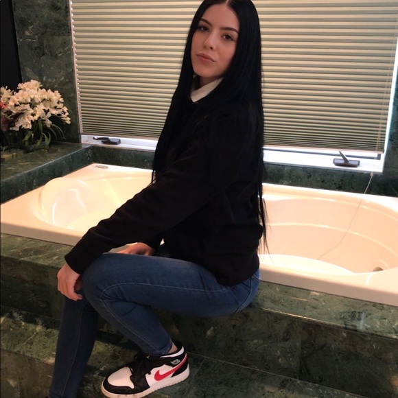 Profile Picture of Sydney Nason (@sydneynason852) on Poshmark
