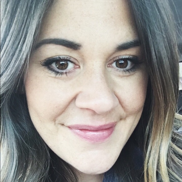 Profile Picture of Jennifer Stoops (@jenstoops) on Poshmark