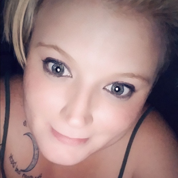 Profile Picture of Michelle Littreal (@michelehines89) on Poshmark