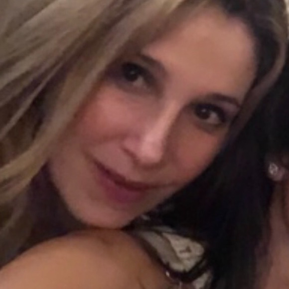 Profile Picture of Carlotta Lambert (@carlotta16) on Poshmark