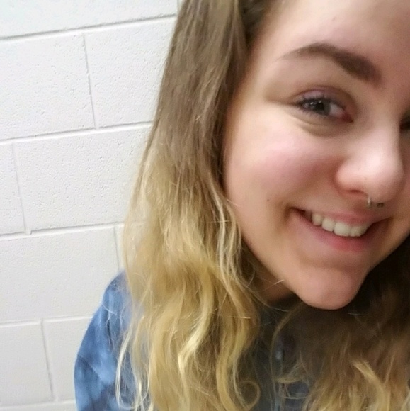 Profile Picture of Amanda Sammons (@mzlilpanda08) on Poshmark