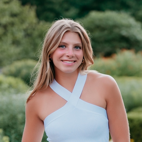 Profile Picture of Kyra Andrews (@kkdancer5) on Poshmark