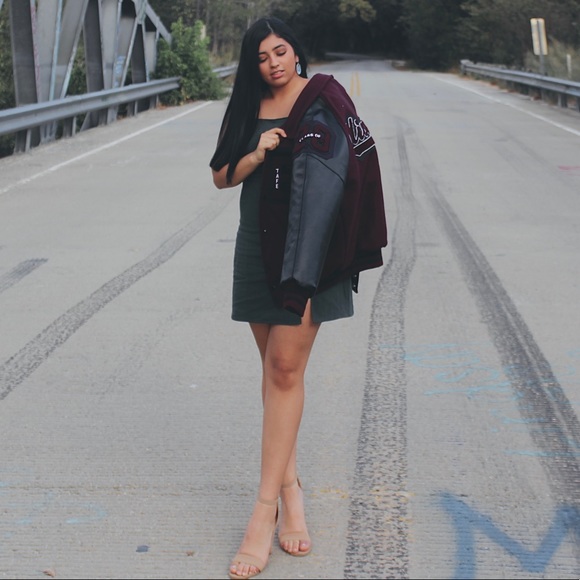 Profile Picture of Brianna Nicole (@b_oliveros) on Poshmark
