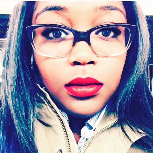 Profile Picture of Taylor Savary (@taysam18) on Poshmark