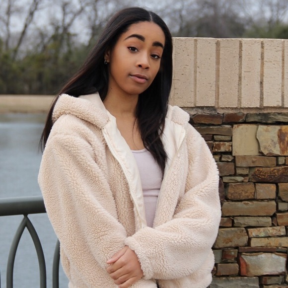 Profile Picture of Londyn Alexander (@alexlondyn) on Poshmark