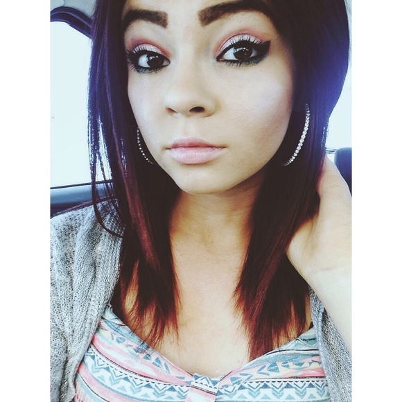 Profile Picture of Erika Lunt (@erikalunt) on Poshmark