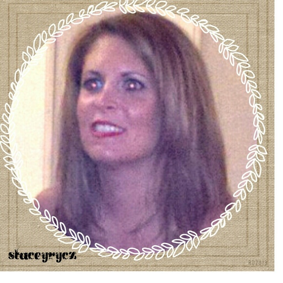 Profile Picture of Stacey Ryczkowski (@staceyrycz) on Poshmark
