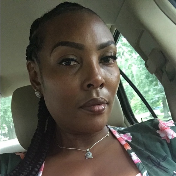 Profile Picture of Shawnya Lemons (@sheliving) on Poshmark