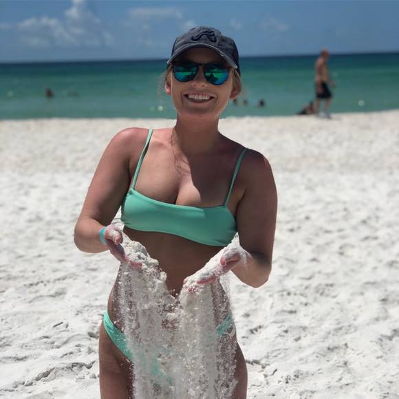 Profile Picture of Elizabeth Wrona (@elizabeth_wrona) on Poshmark