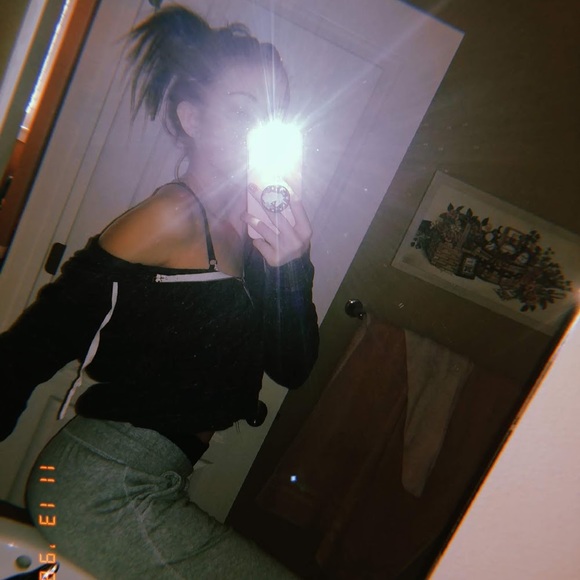 Profile Picture of Trinity Holmbo (@trinlynn579) on Poshmark