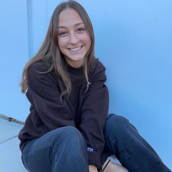 Profile Picture of Lauren Atkinson (@laurenatkinson4) on Poshmark