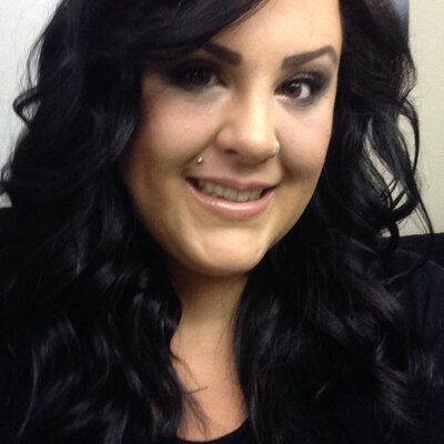 Profile Picture of Heidi (@MyVanityBasics) on Twitter