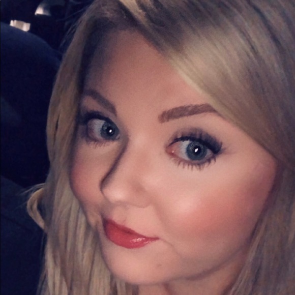 Profile Picture of Bonnie Groller (@bgroller) on Poshmark
