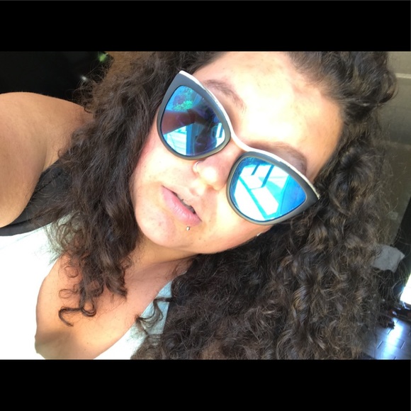 Profile Picture of Sam Duquette (@samduquette) on Poshmark