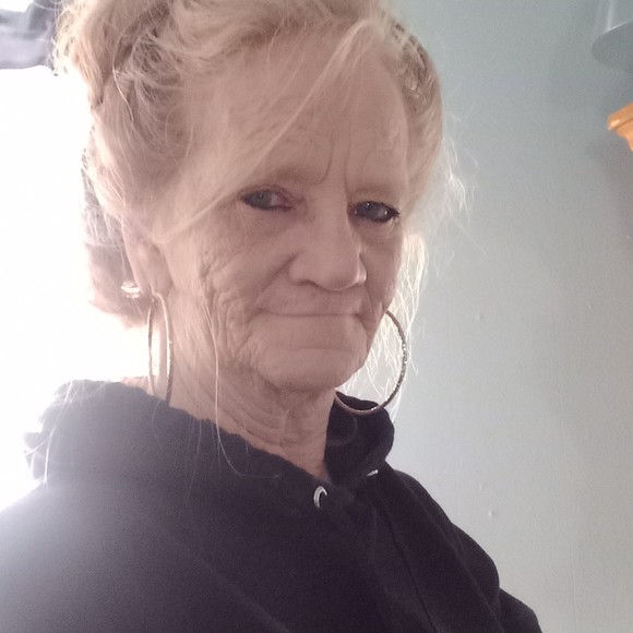 Profile Picture of Vicki Allen (@darkblueyes123) on Poshmark