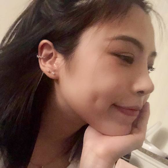 Profile Picture of Feng Liu (@fengliu) on Poshmark