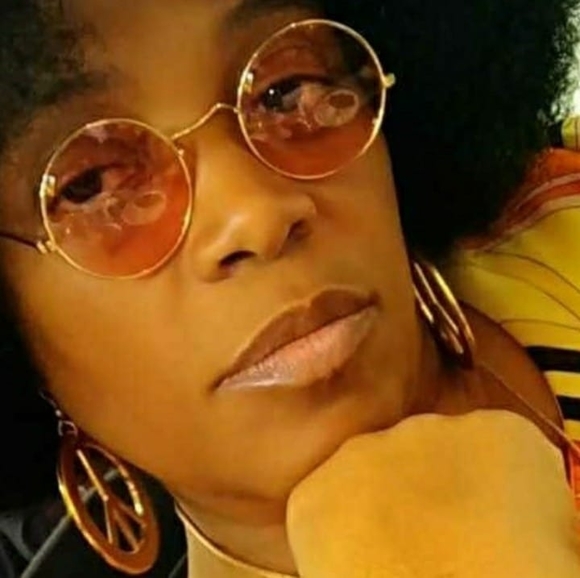 Profile Picture of Tina Squair (@tlcsquair49) on Poshmark