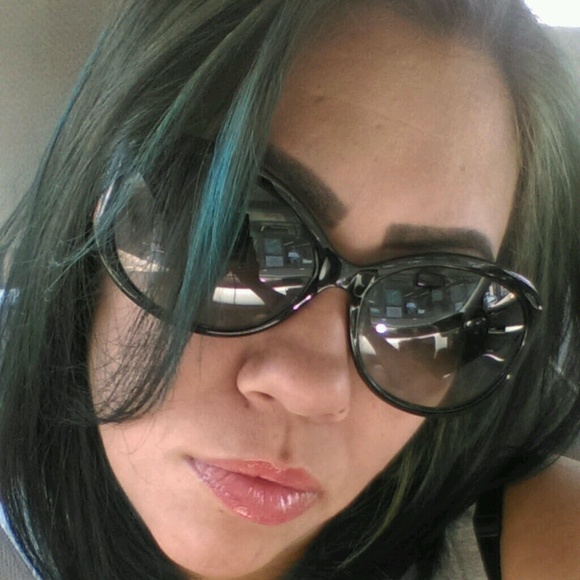 Profile Picture of Katrina Gaunt (@trinagaunt) on Poshmark