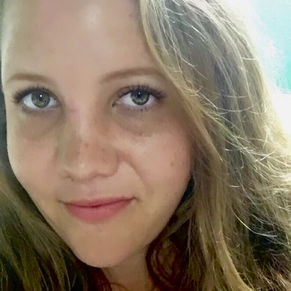 Profile Picture of Briann Farrow (@dbrif) on Poshmark