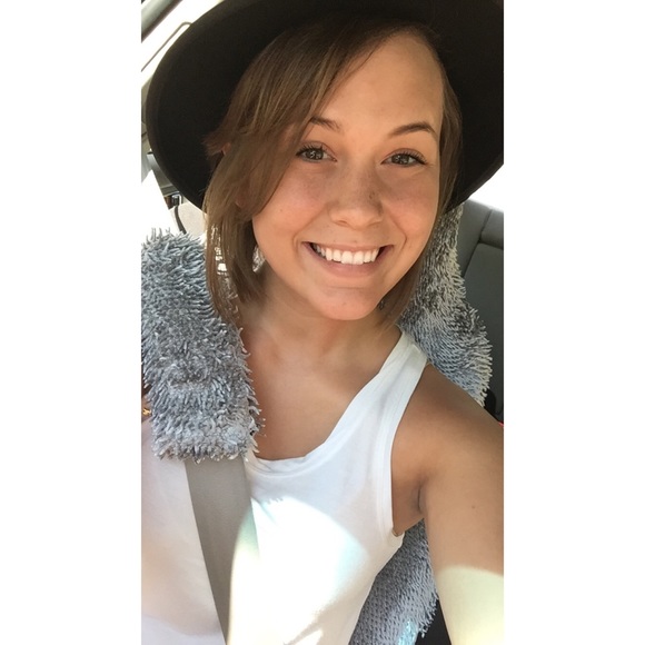 Profile Picture of Cheyenne Lingle (@cheylingle) on Poshmark