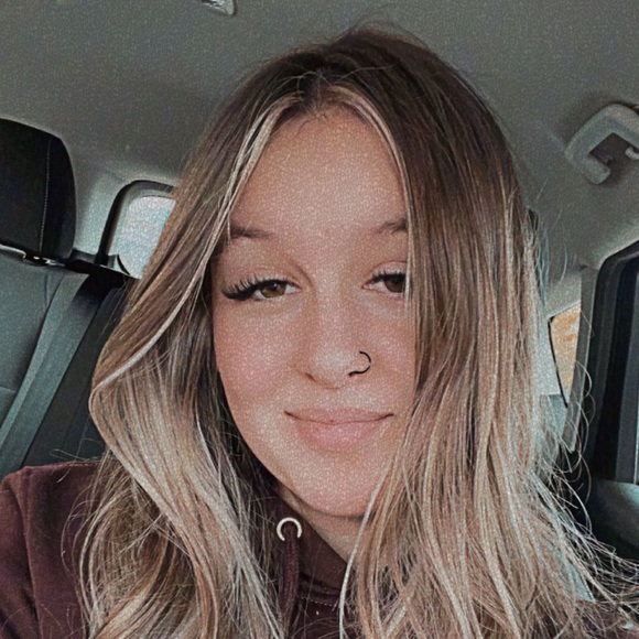Profile Picture of Jaylee Dunham (@jayleedunham) on Poshmark
