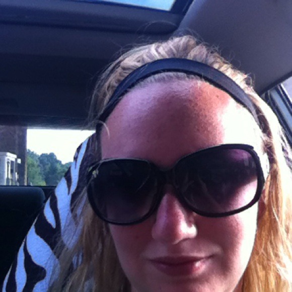 Profile Picture of Crystal Oleary (@coleary11) on Poshmark