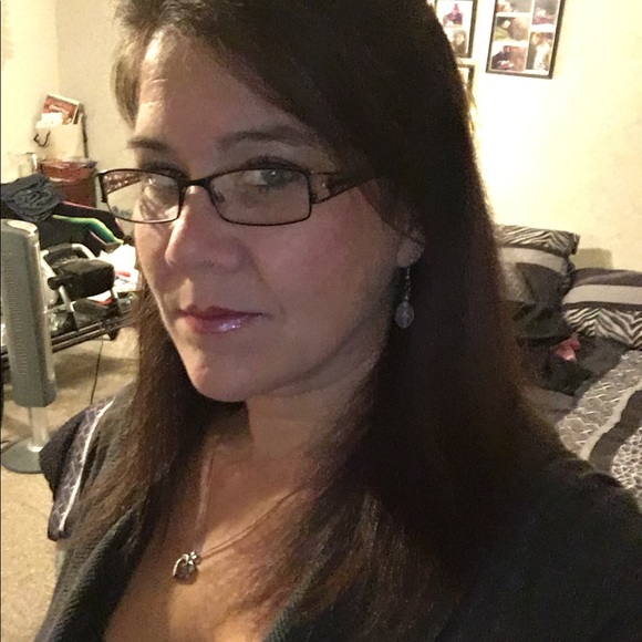 Profile Picture of Angie Etzel (@etzangie) on Poshmark