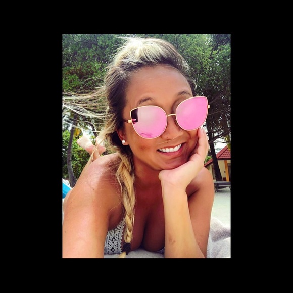 Profile Picture of Aimée D (@aimeenicole5) on Poshmark