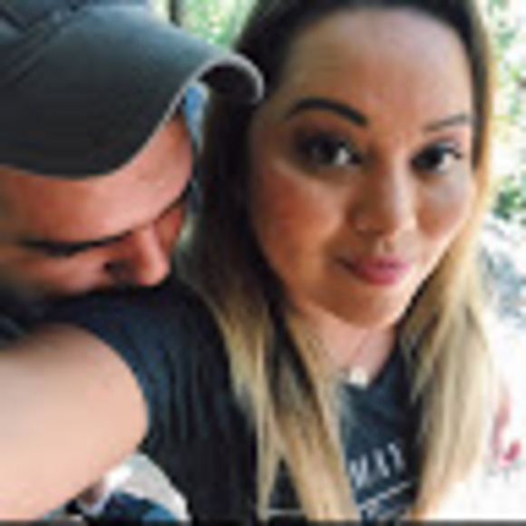 Profile Picture of Amanda Alvez (@aaalve) on Poshmark