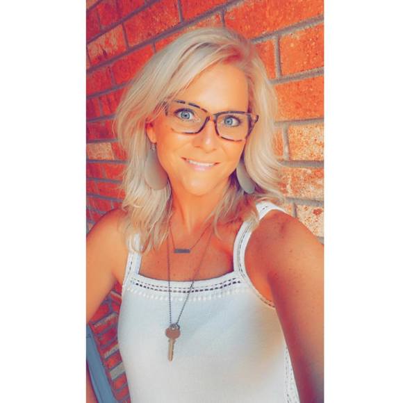 Profile Picture of Misty Clay (@mistyclay) on Poshmark