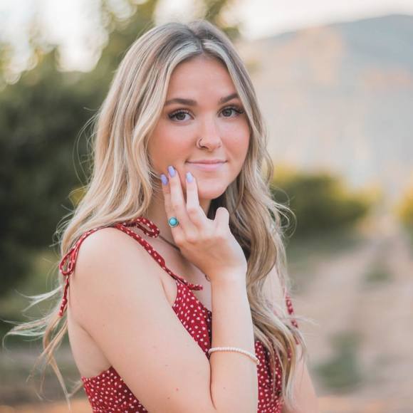Profile Picture of Annaliese Geisler (@youngrunner14) on Poshmark