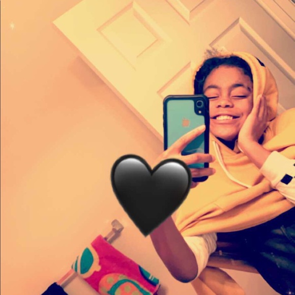 Profile Picture of Marion Lindsey (@justlindsey) on Poshmark